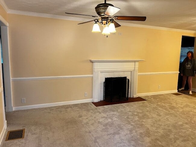 Building Photo - Maryville 37803 - Upstairs only -  4 & 1.5...