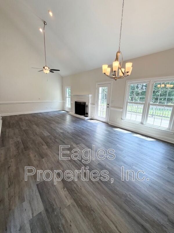 Building Photo - 210 Creekside Dr