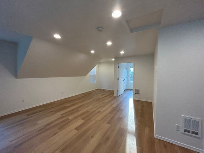 Building Photo - Lake Stevens 1 Bed, 1 Bath Top Floor of Ca...