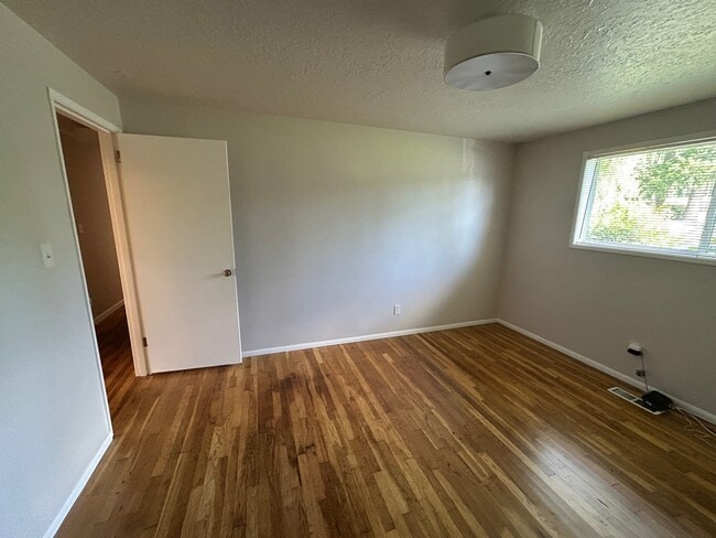 Building Photo - 16810 NE Couch Ct