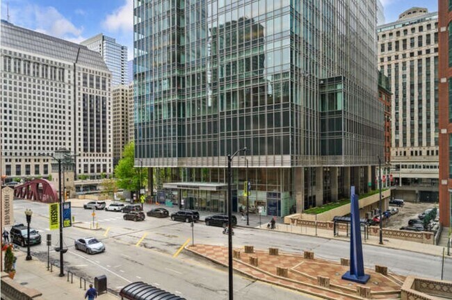 Building Photo - 345 N LaSalle St