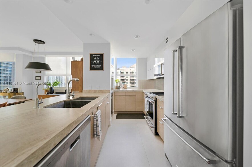 Building Photo - 1155 Brickell Bay Dr