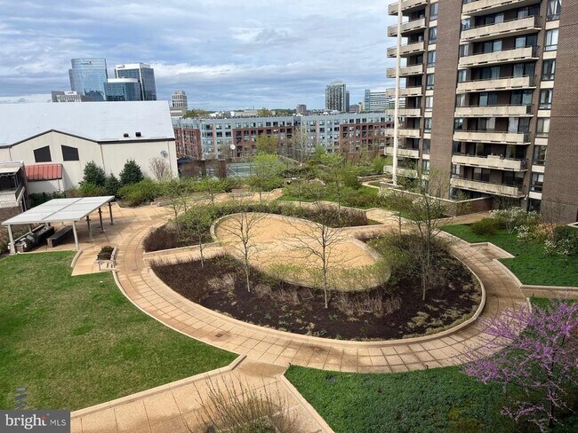 Building Photo - 1800 Old Meadow Rd