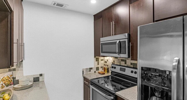 Building Photo - "Chic & Cozy 1-Bedroom Retreat with Modern...