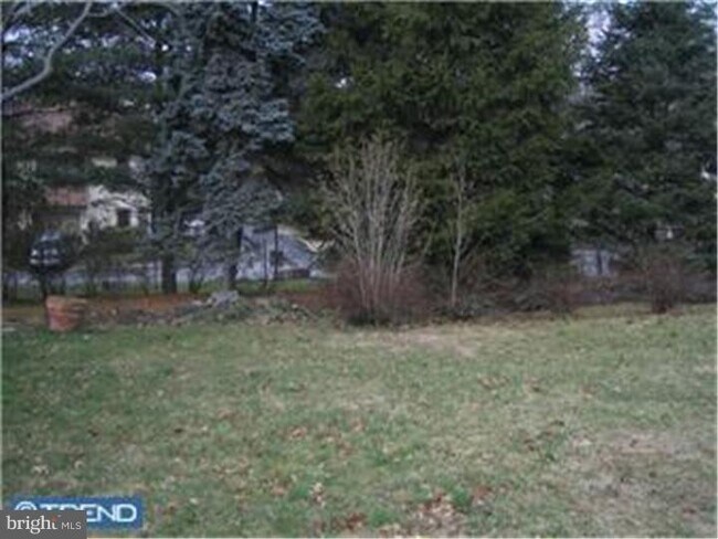 Building Photo - 922 Delmont Dr