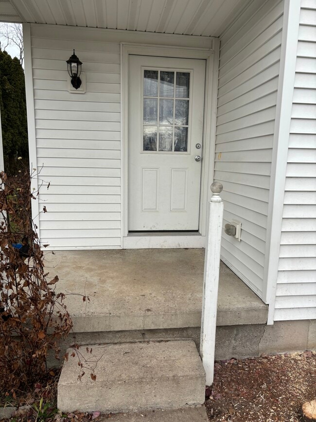 Building Photo - 102 River St