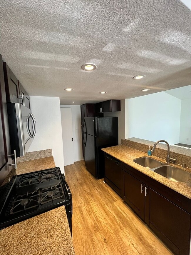 Building Photo - Beautifully Remodeled 2-Bed Condo with Private Patio in Casablanca