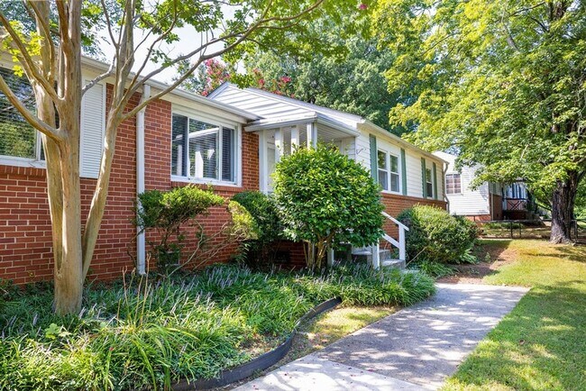 Building Photo - Charming 2BR Condo in Greensboro