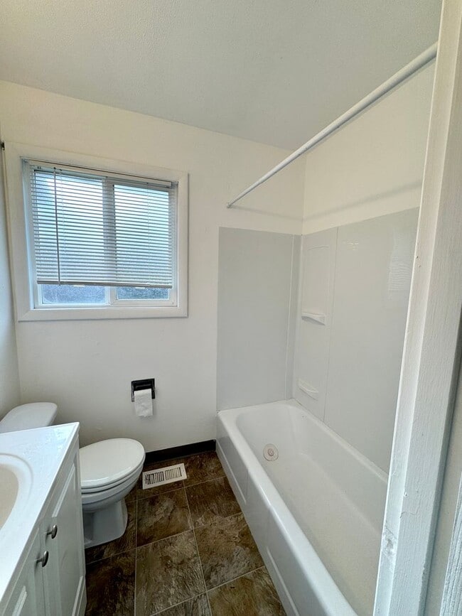 Building Photo - Large 2 Bed, 1 Bath Duplex Apartment with Parking