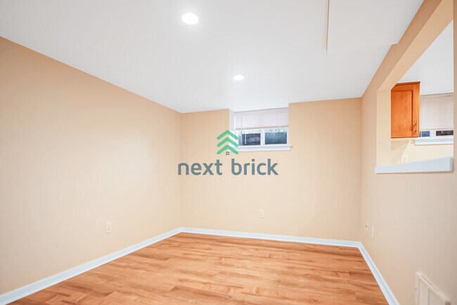 Building Photo - Charming 1-bedroom, 1-bathroom unit in Greenwood