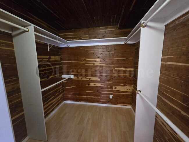 Building Photo - 1307 Gidding St