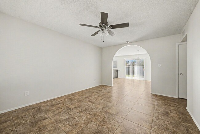 Building Photo - Beautiful 3 Bedroom Home with Large Grass Yard