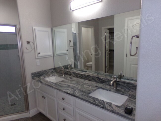 Building Photo - GORGEOUS 3 BEDROOM 2 BATHROOM HOME