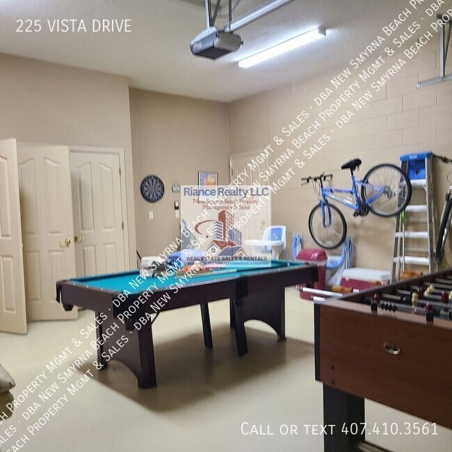 Building Photo - 225 Vista Dr