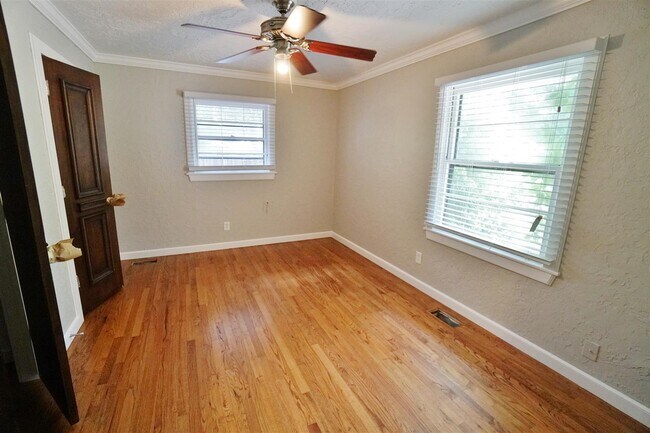 Building Photo - Charming 2 bedroom home in the center of N...