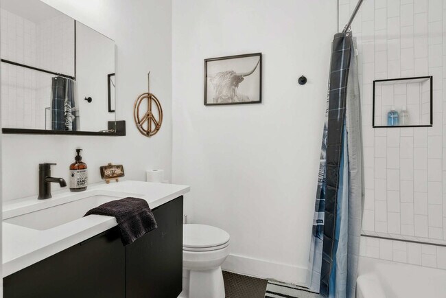 Building Photo - 1007 12th Ave N