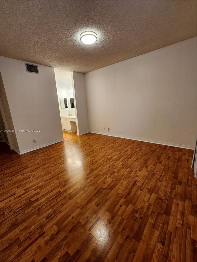 Building Photo - 1050 Sorrento Dr