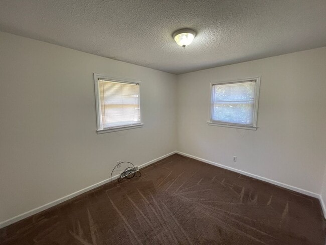 Building Photo - Freshly painted 3 bedroom 1.5 bath house with very large yard!  Pet Friendly!