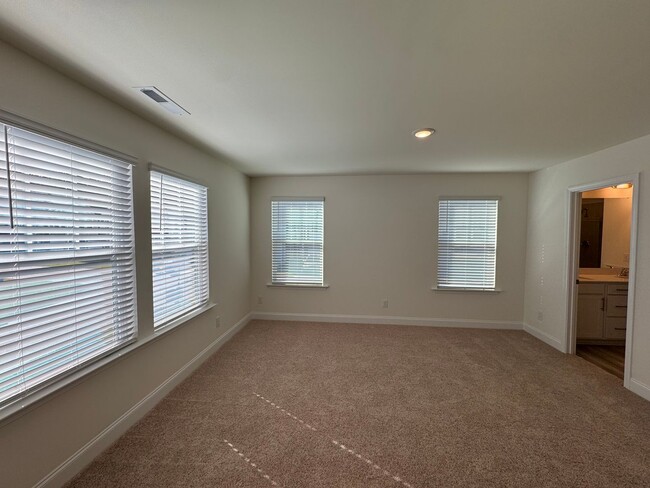 Building Photo - *Move in Special* End Unit 3 Bed | 2.5 Bat...