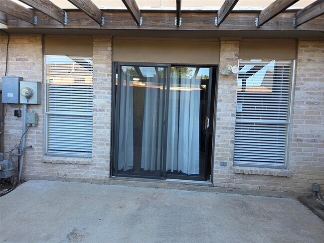 Building Photo - 6444 Kentwick Dr