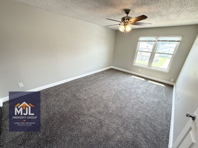 Building Photo - Renovated 2 Bedroom/ 1 Bath Apartment with Garage *READY NOW*