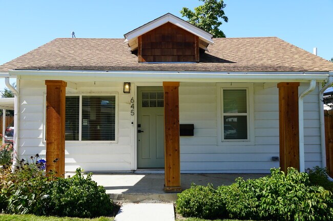 Building Photo - 645 Newton St