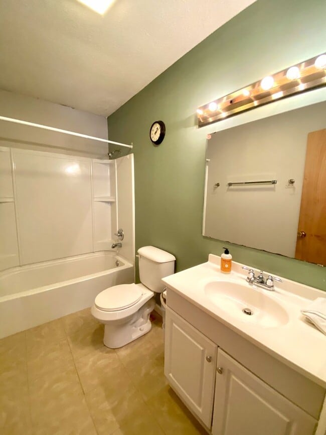 Building Photo - Short Term Lease Available for 2 Bed/1.5 B...