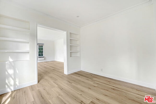 Building Photo - 158 S Elm Dr