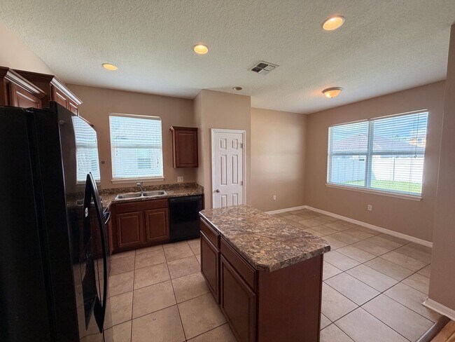 Building Photo - 633 Highland Meadows Ave