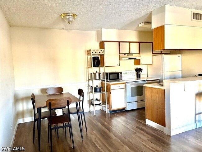 Building Photo - 5315 Summerlin Rd