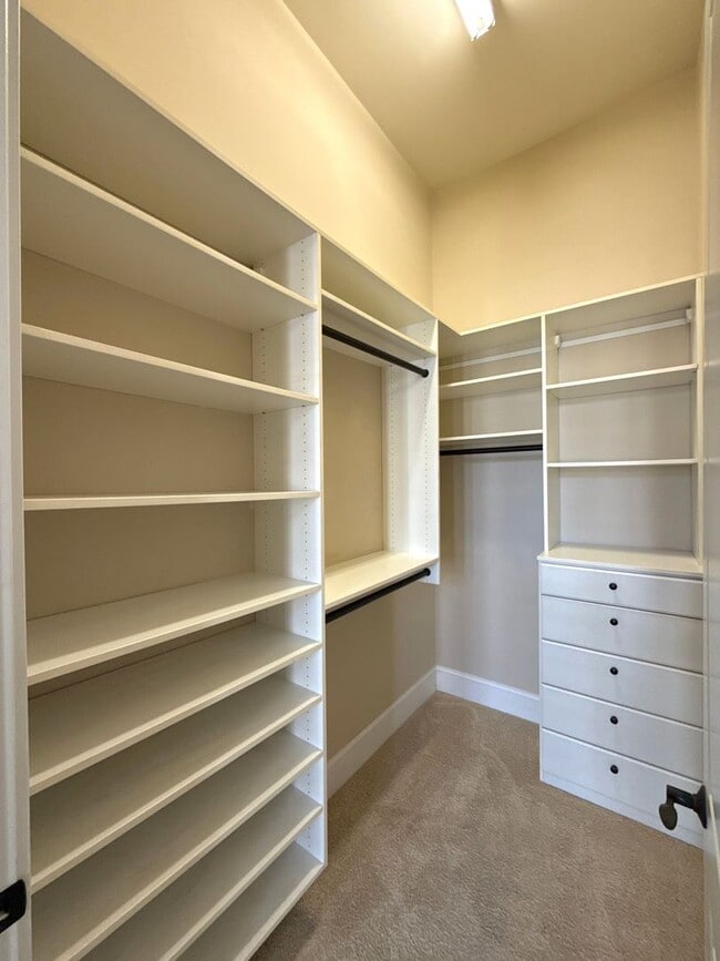 Building Photo - Lovely Condo in Tranquil Court