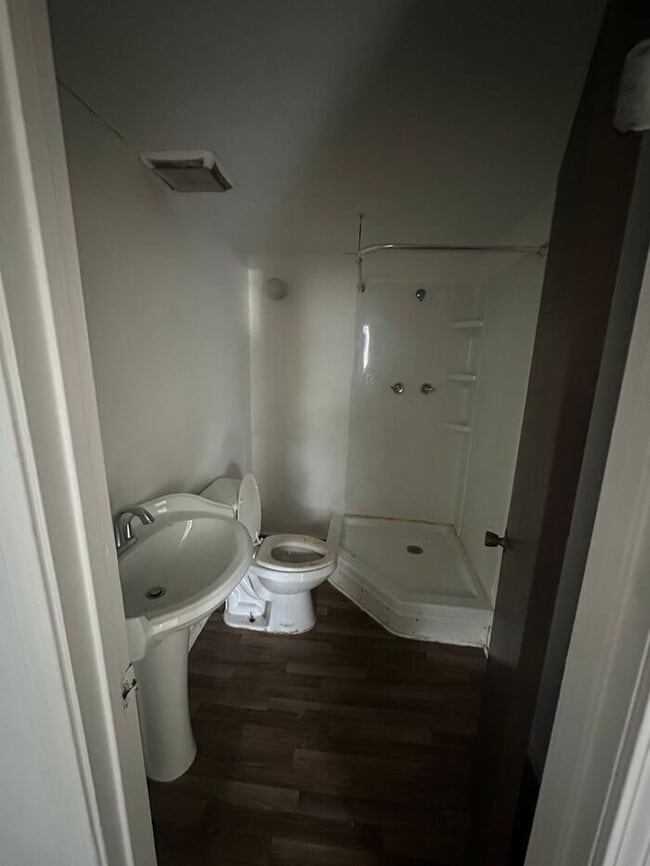 Building Photo - Charming Split-Level Single-Family Home – 5 Bed | 2 Bath