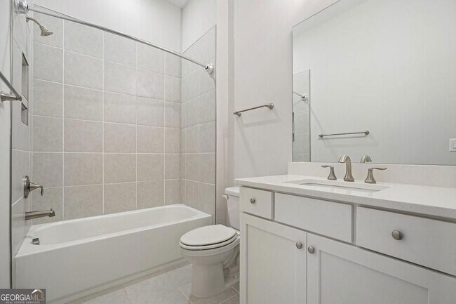 Building Photo - 123 Village Green Ave