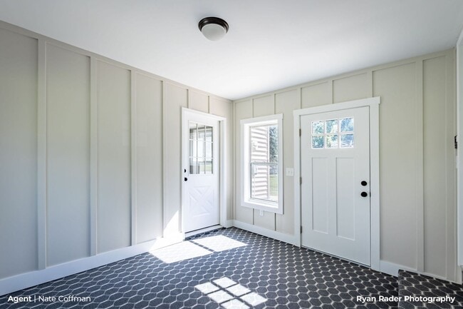 Building Photo - Downtown Rockford Single Family Home on White Pine Trail