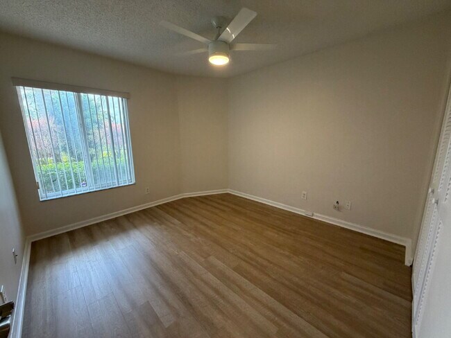 Building Photo - Beautiful Home with Large Great Room!