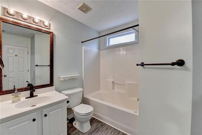 Building Photo - House 3 Beds 3 Baths