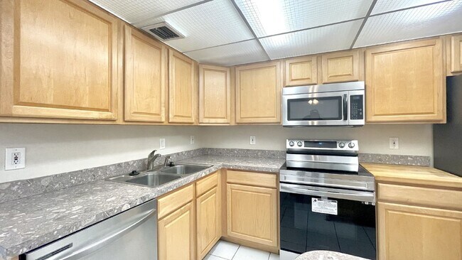 Building Photo - 501 Sandtree Dr