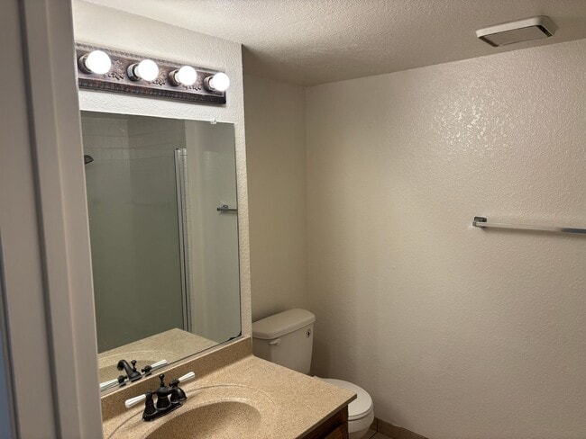 Building Photo - Close to Schools & Shopping