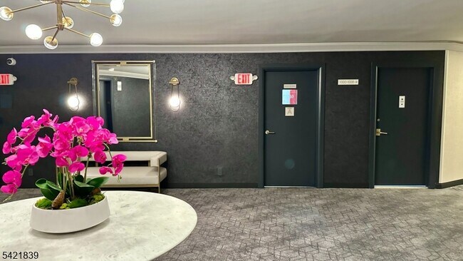 Building Photo - 1 Claridge Dr