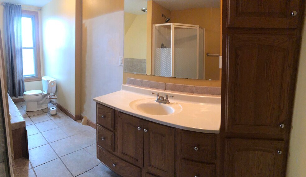 Vanity / Sink - 615 W 2nd St