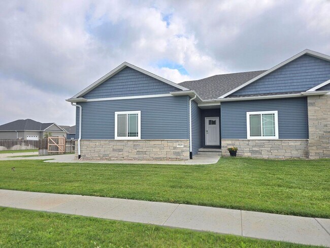 Building Photo - Luxury town home