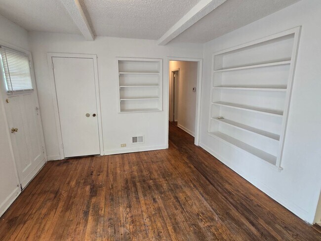 Building Photo - Decker Boulevard-International Corridor