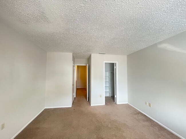 Building Photo - 1/1.5 Townhome in Gated Community! -- Appl...
