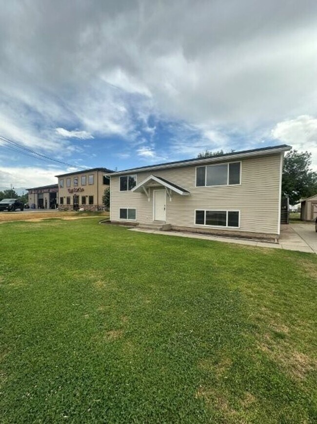 Building Photo - Spacious & Affordable! 5 Bed 2 Bath Home f...