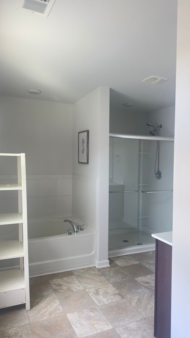 Building Photo - 809 Foxdale Dr