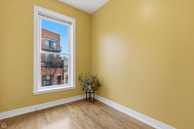 Building Photo - 2523 W Chicago Ave