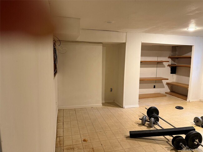 Building Photo - 11 Syosset Cir