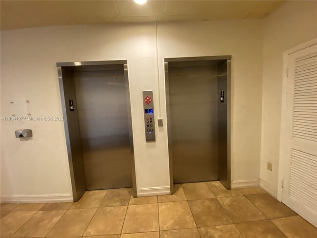 Building Photo - 6900 Bay Dr