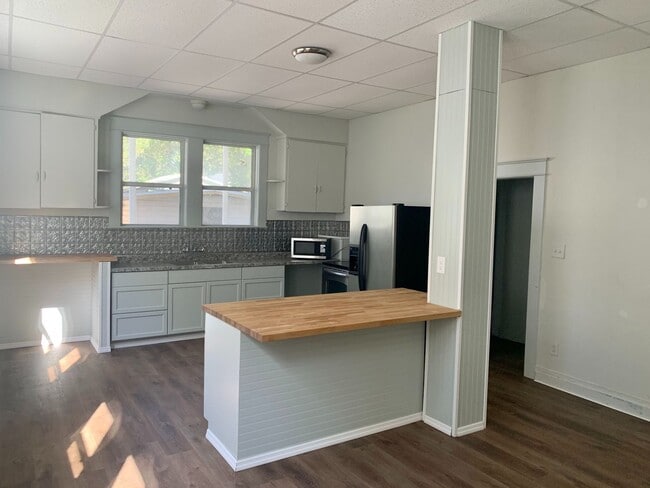 Building Photo - SPACIOUS 3 BEDROOM 1.5 BATHROOM APARTMENT ...