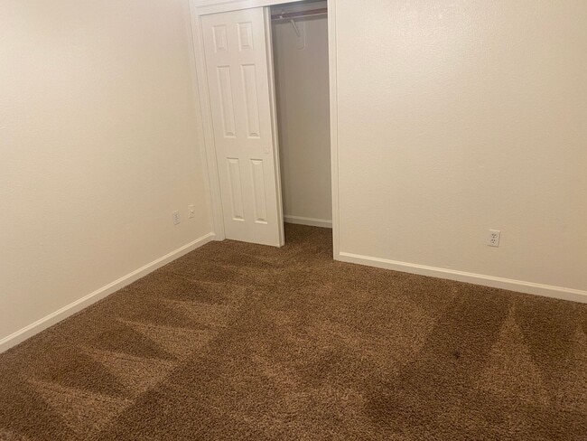 Building Photo - 4 bedroom 2 bathroom house in SE Visalia!